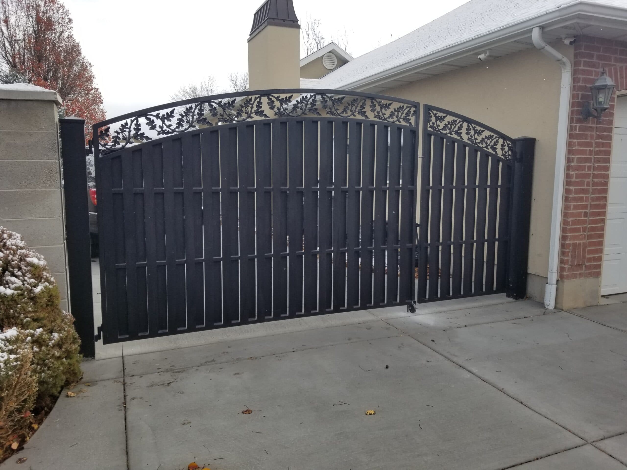 Oak pattern privacy gate